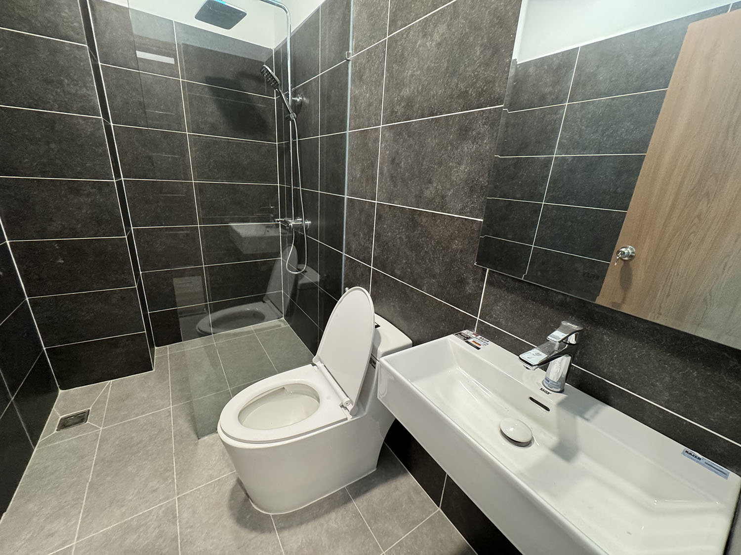 Nhà phố 3lầu (4,05m x 22,5m) có sân đổ ôtô, thiết bị ccấp khu kdoanh Nguyễn Thượng Hiền gần BOTANIC